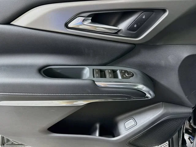 New 2027 Mosaic Black Metallic Chevrolet LT image 18
