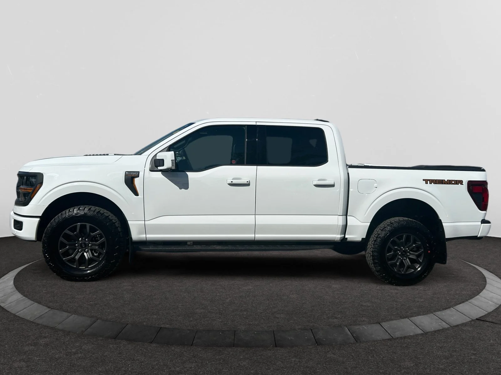 New 2026 Oxford White Ford Tremor image 2