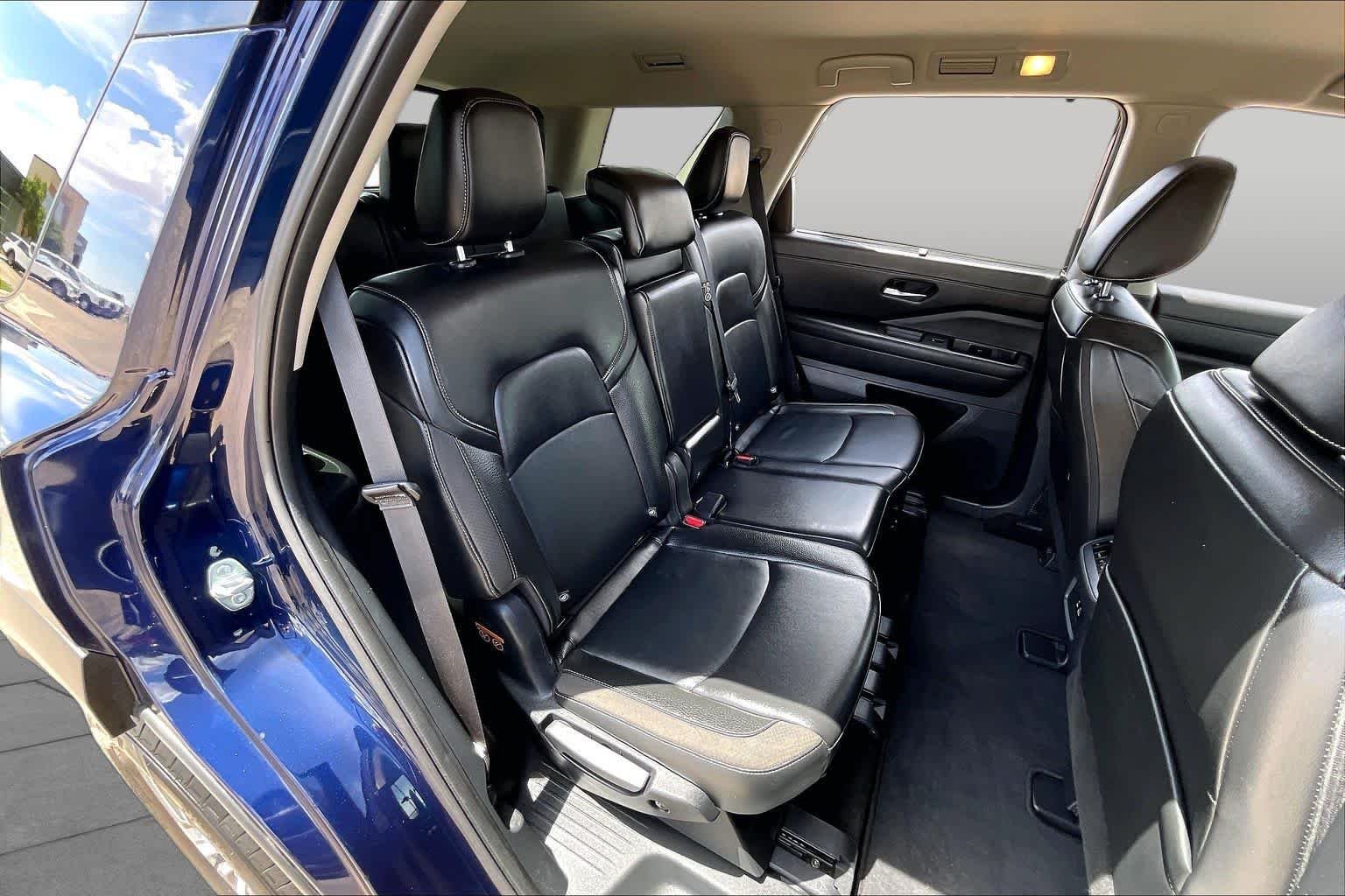 Used 2025 Deep Ocean Blue Nissan SL image 18
