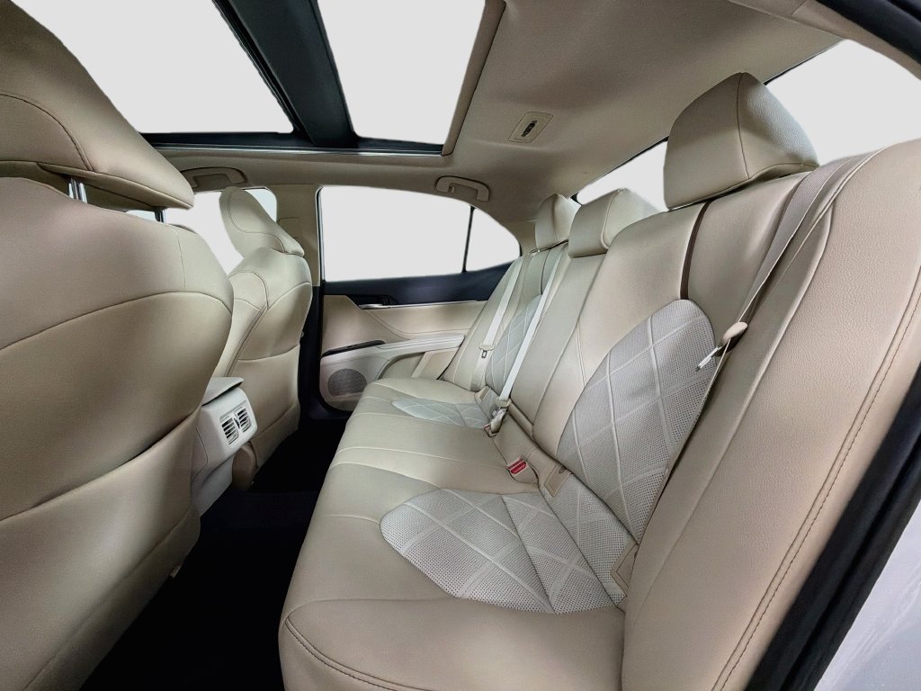 Used 2018 Beige Toyota XLE image 25