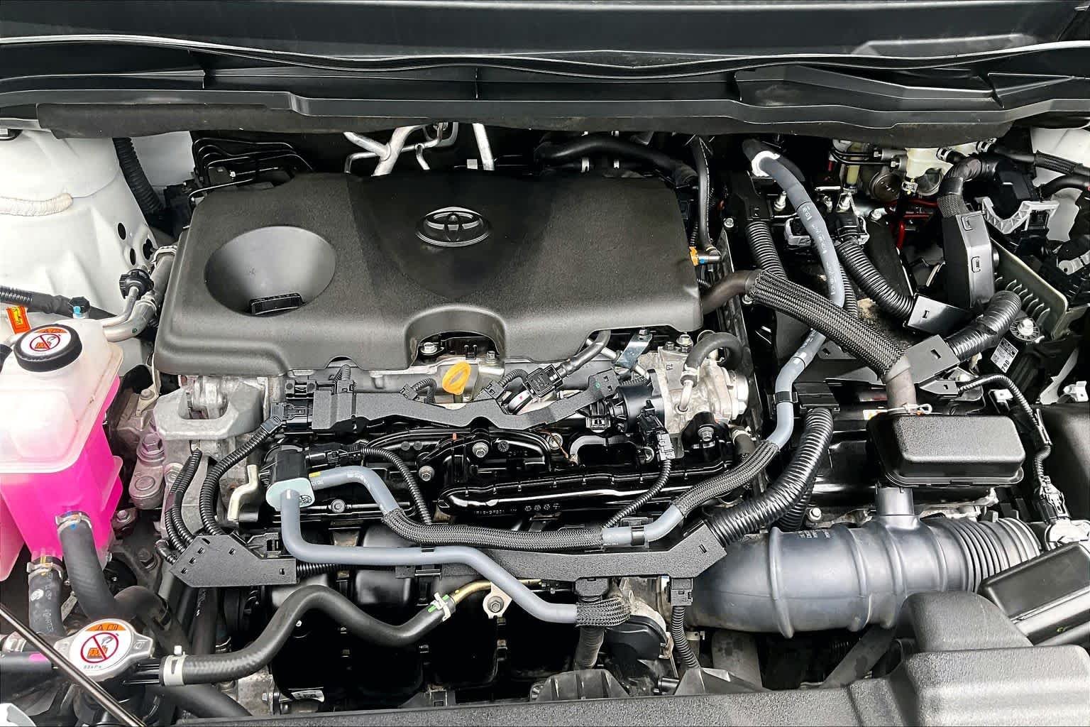 Used 2025 Wind Chill Pearl Toyota XLE image 32