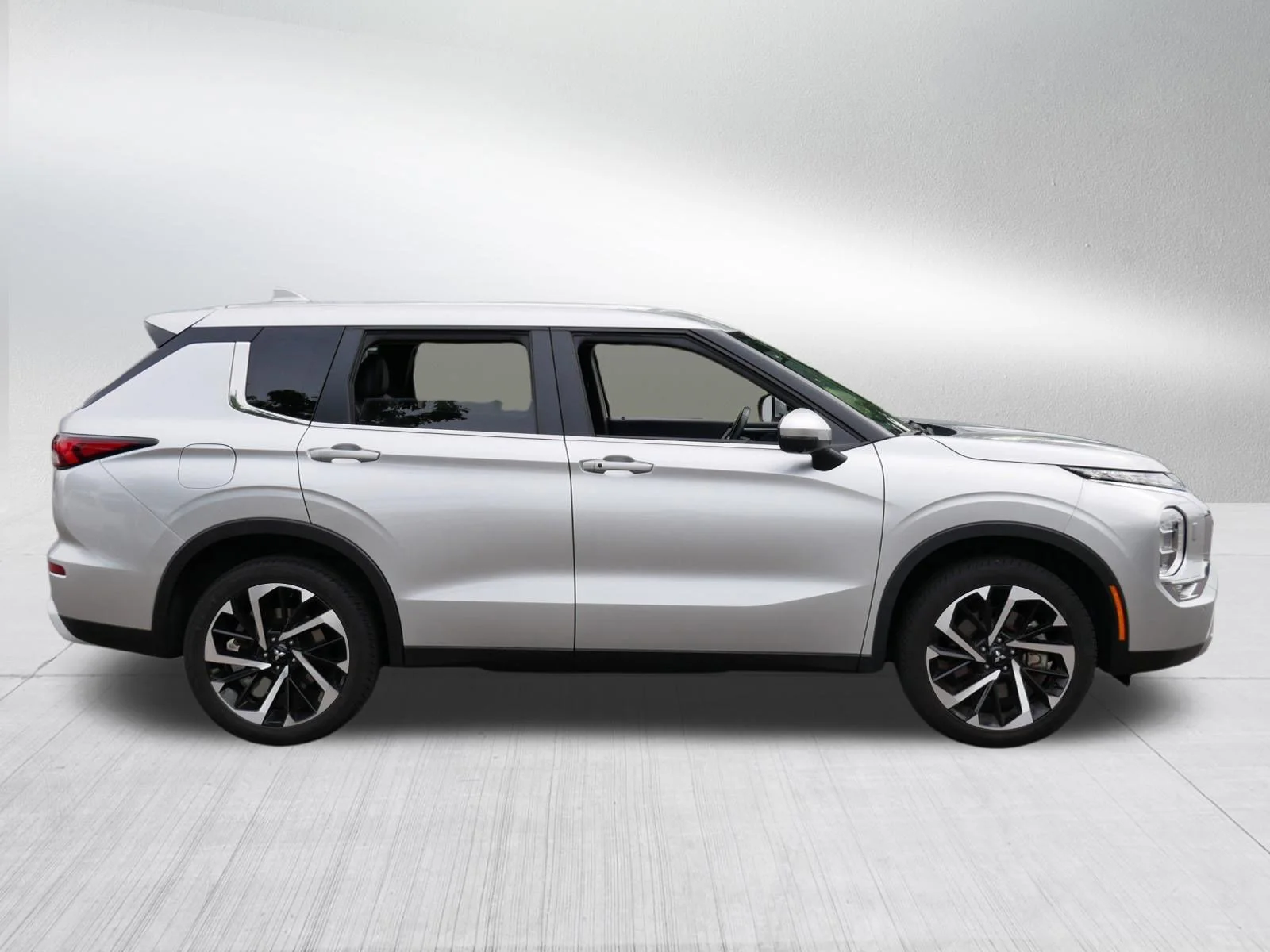 Used 2024 Alloy Silver Metallic Mitsubishi SE image 8