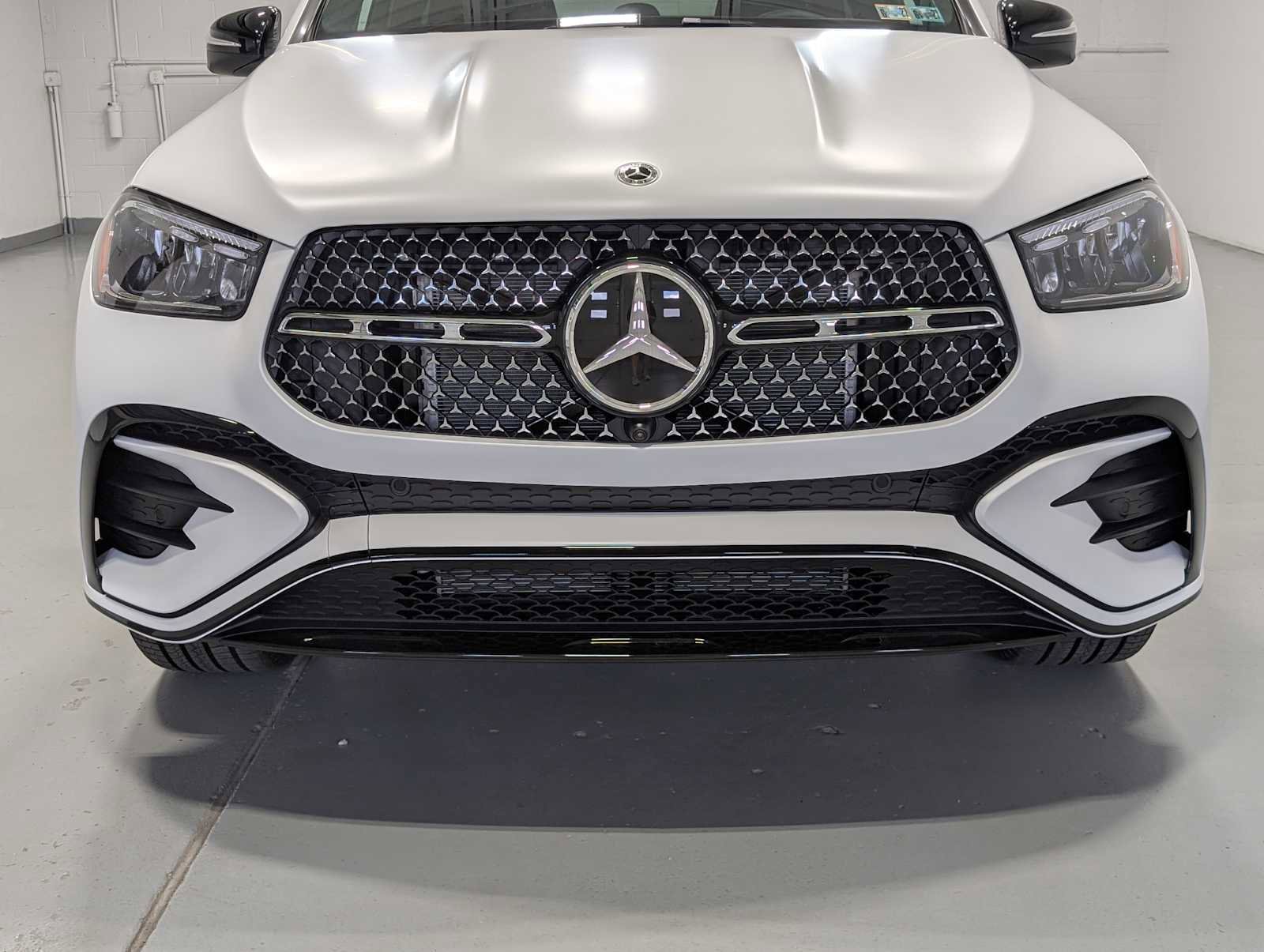 New 2026 MANUFAKTUR Moonlight White Magno Mercedes-Benz GLE 450 image 2