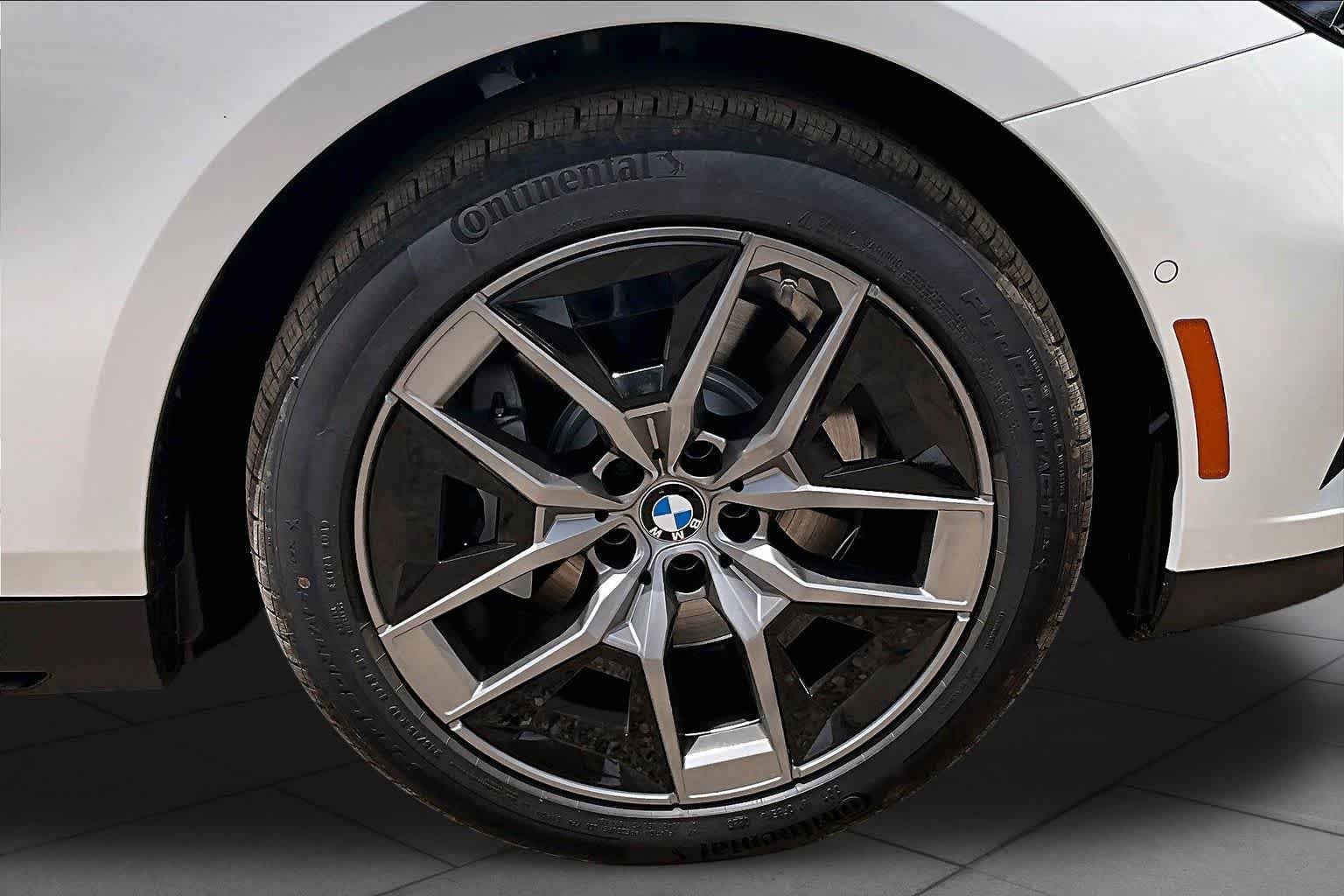 New 2026 Mineral White Metallic BMW 530i xDrive image 11
