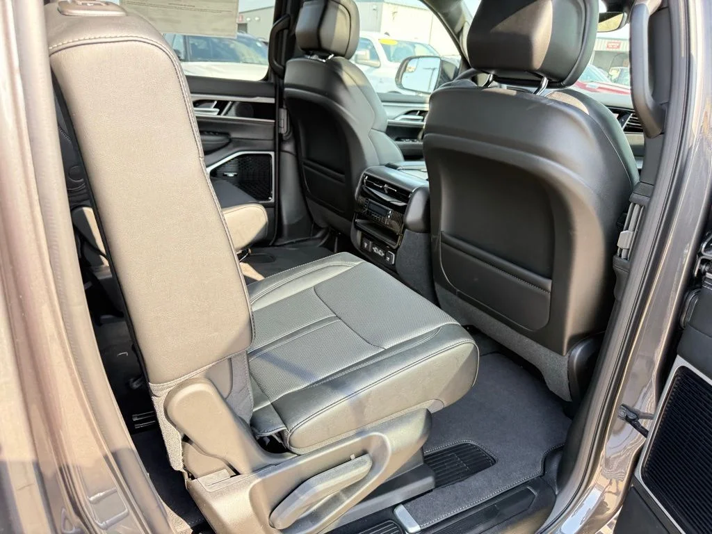 New 2026 Baltic-Gray Metallic Clear-Coat Exterior Paint Jeep Limited Altitude image 39