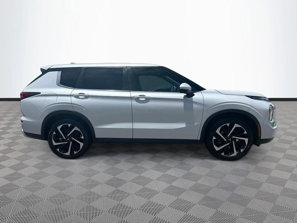Used 2022  Mitsubishi  image 5