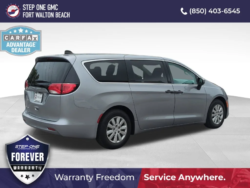 Used 2018 Silver Chrysler L image 6