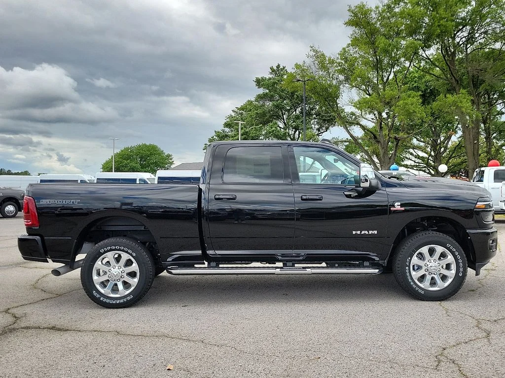 New 2025 Diamond Black Crystal Pearl-Coat Exterior Paint RAM Laramie image 6