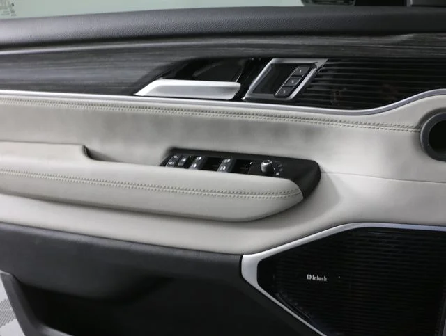 2024 Jeep Wagoneer L Series III - Photo 29