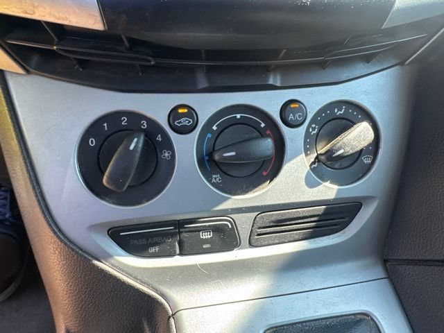 Used 2012 Grey Ford SE image 16