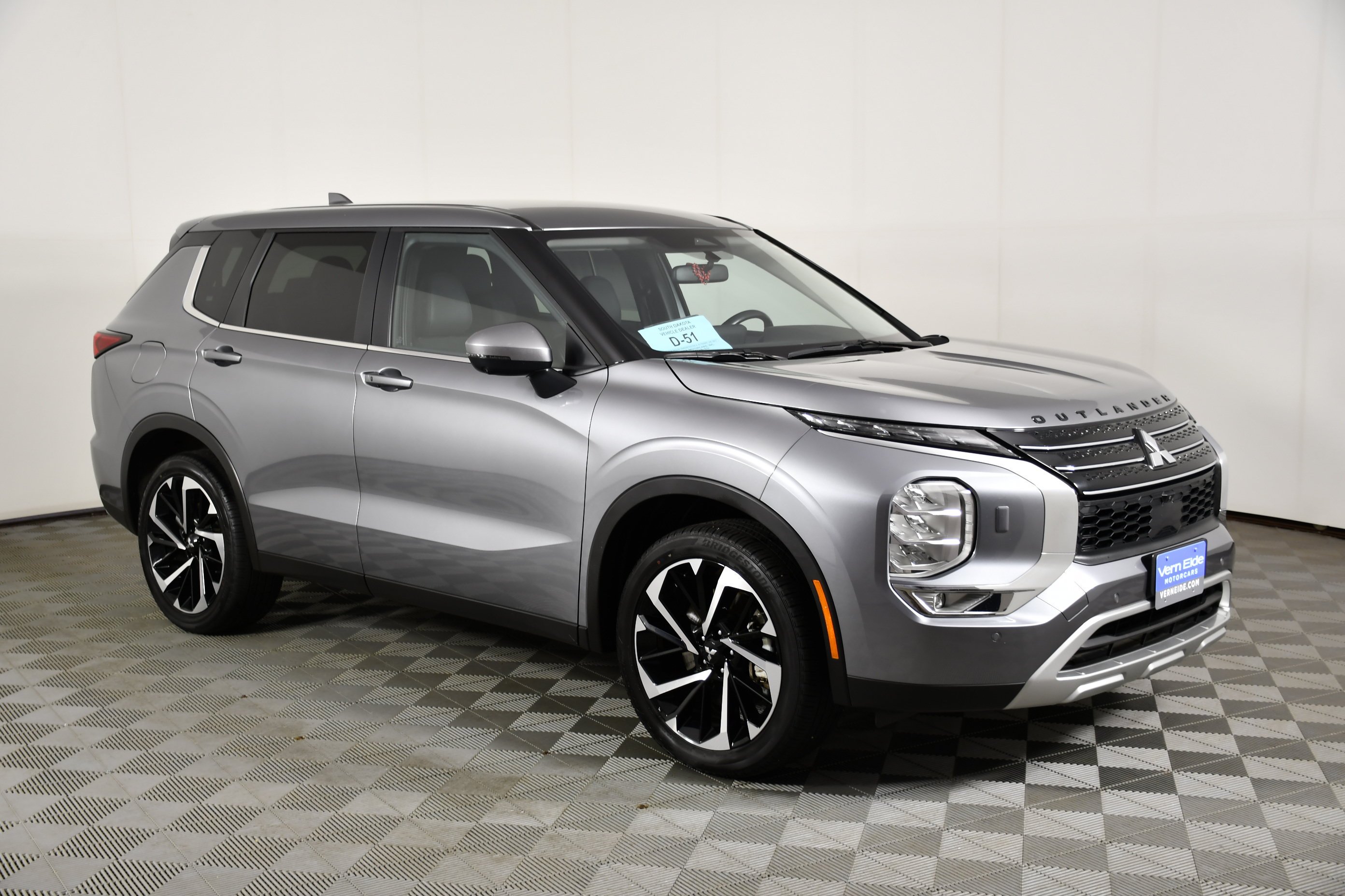 Used 2024 Mercury Gray Metallic Mitsubishi SE image 4