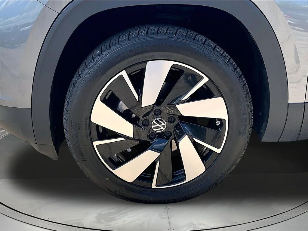 Certified Used 2025  Volkswagen 2.0T SE w/Technology image 36