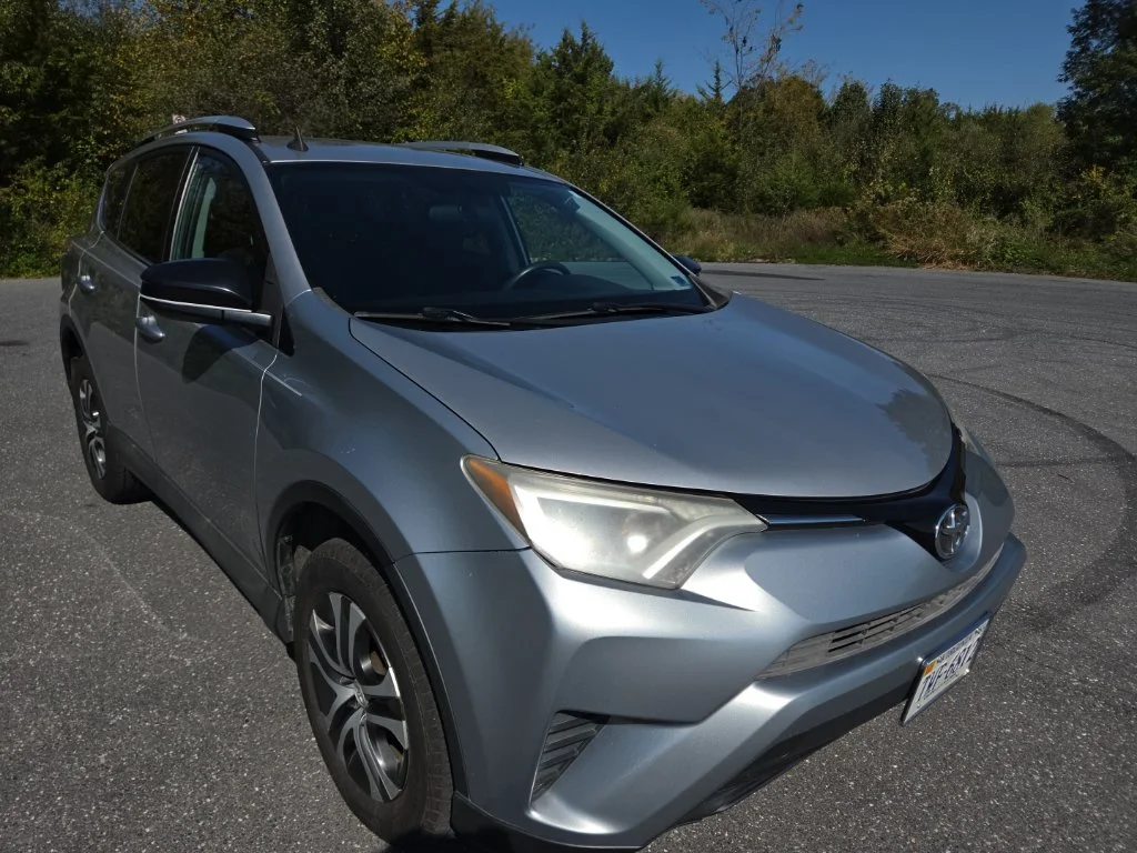 Used 2016 Silver Toyota LE image 19