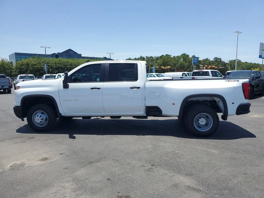 New 2026 Summit White Chevrolet WT image 20