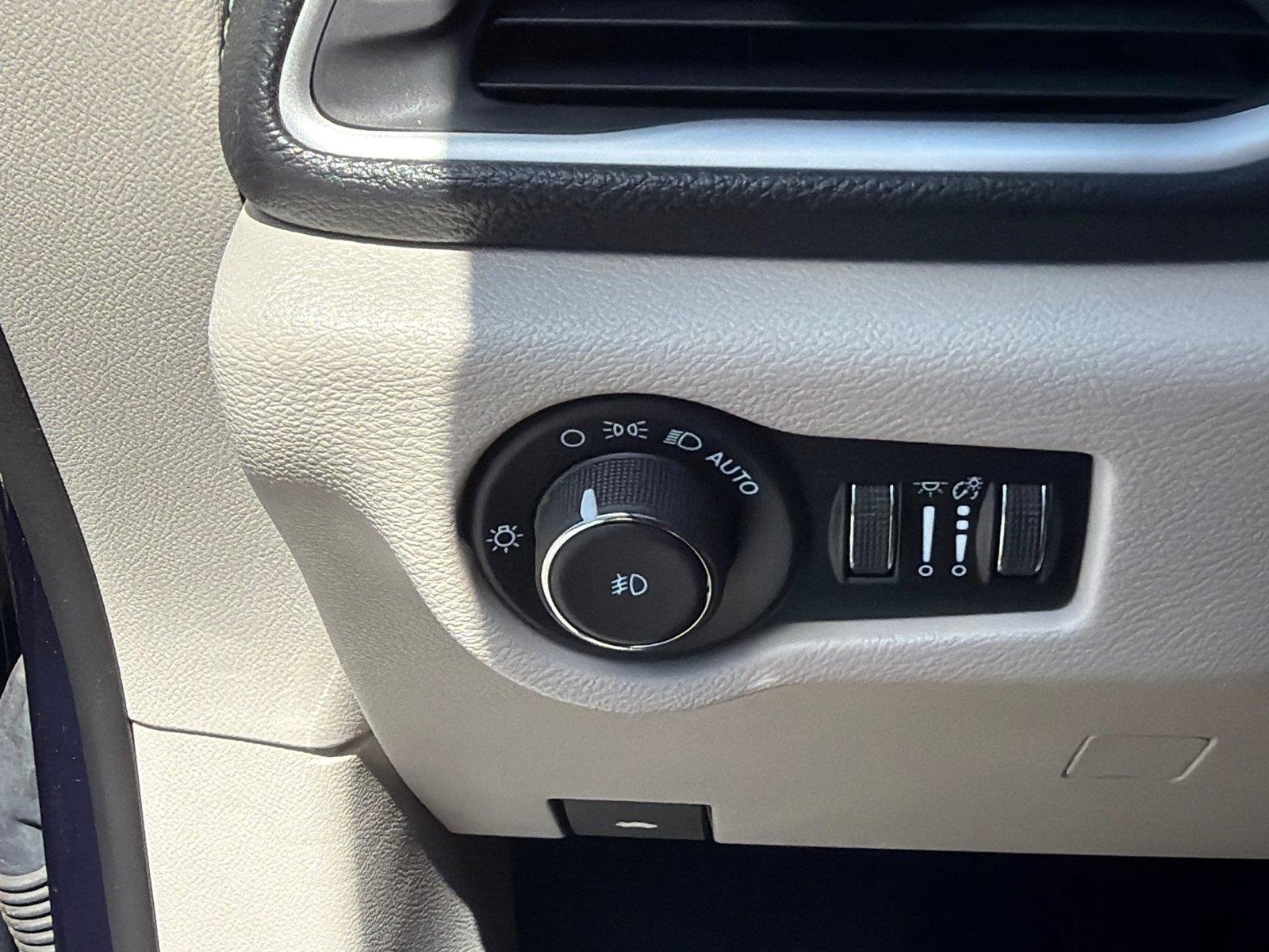 Used 2024 Fathom Blue Pearlcoat Chrysler Touring L image 21