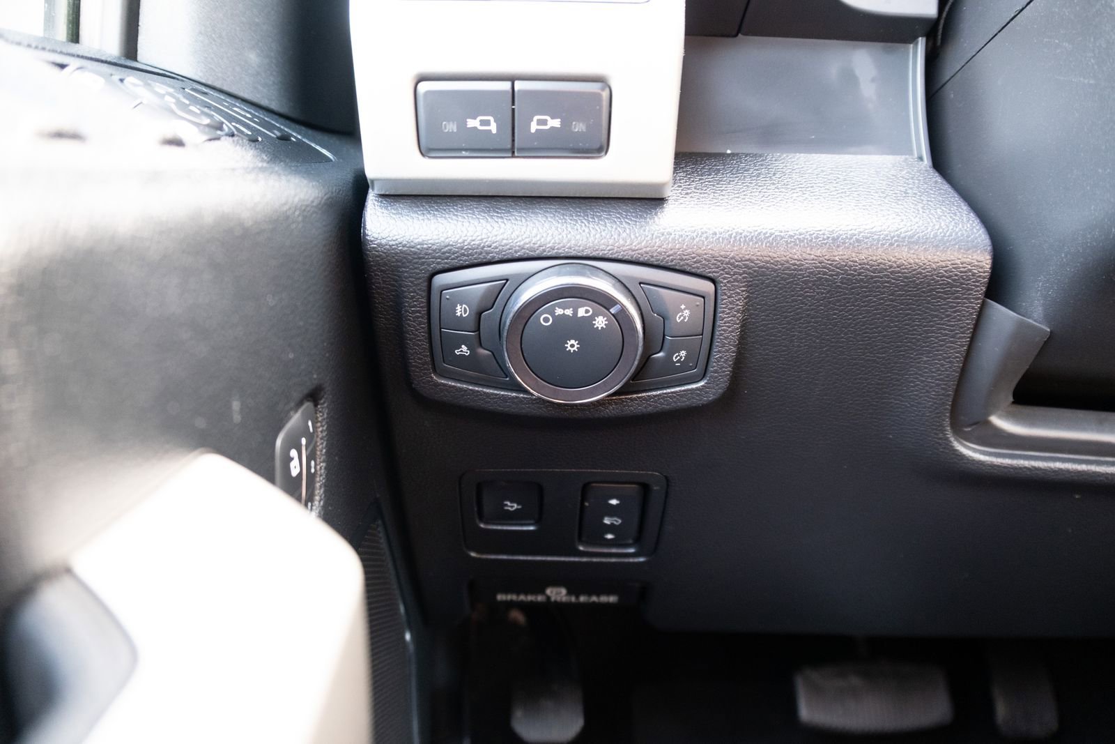 Used 2019  Ford Lariat image 9