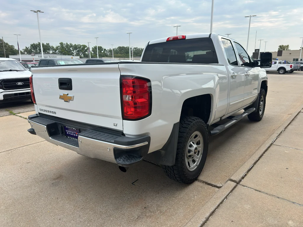 Used 2018 Summit White Chevrolet LT image 28