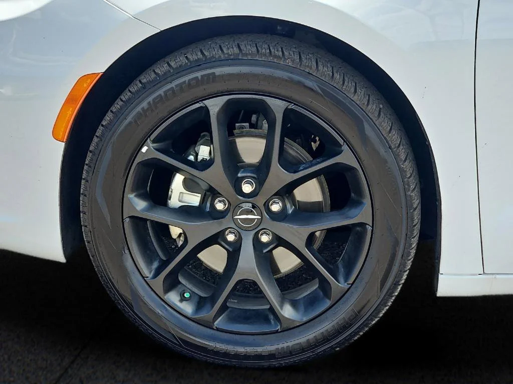 Used 2025 White Chrysler Limited image 20