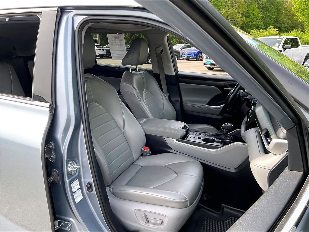 Used 2020 Blue Toyota XLE image 11
