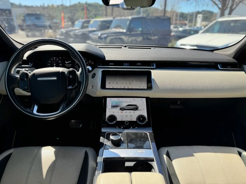 Used 2019 Byron Blue Metallic Land Rover SE R-Dynamic image 14