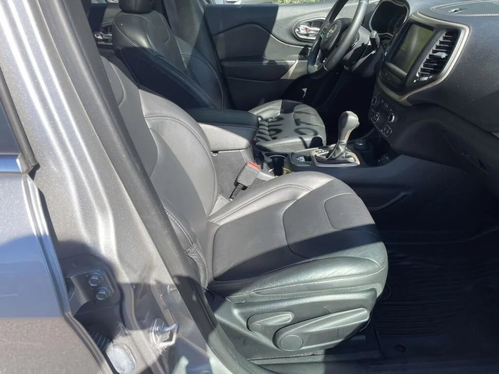 Used 2018 Billet Silver Metallic Clearcoat Jeep Limited image 20