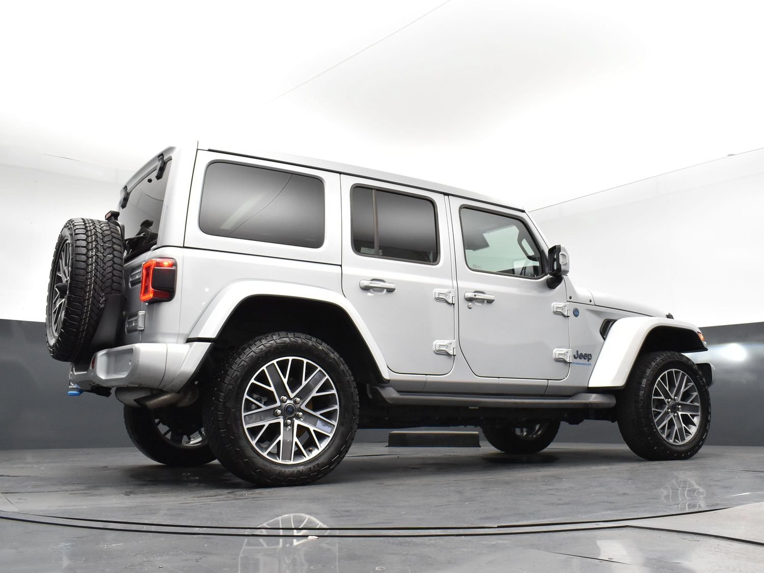 Used 2024 Silver Zynith Clearcoat Jeep High Altitude image 22