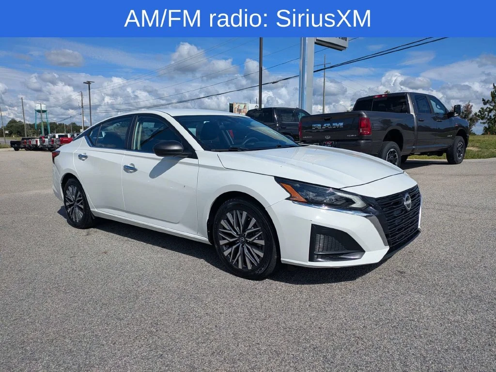 Used 2025 White Nissan 2.5 SV image 2
