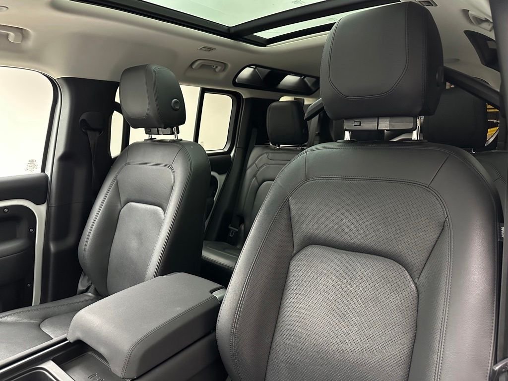 Used 2023 Fuji White Land Rover SE image 10