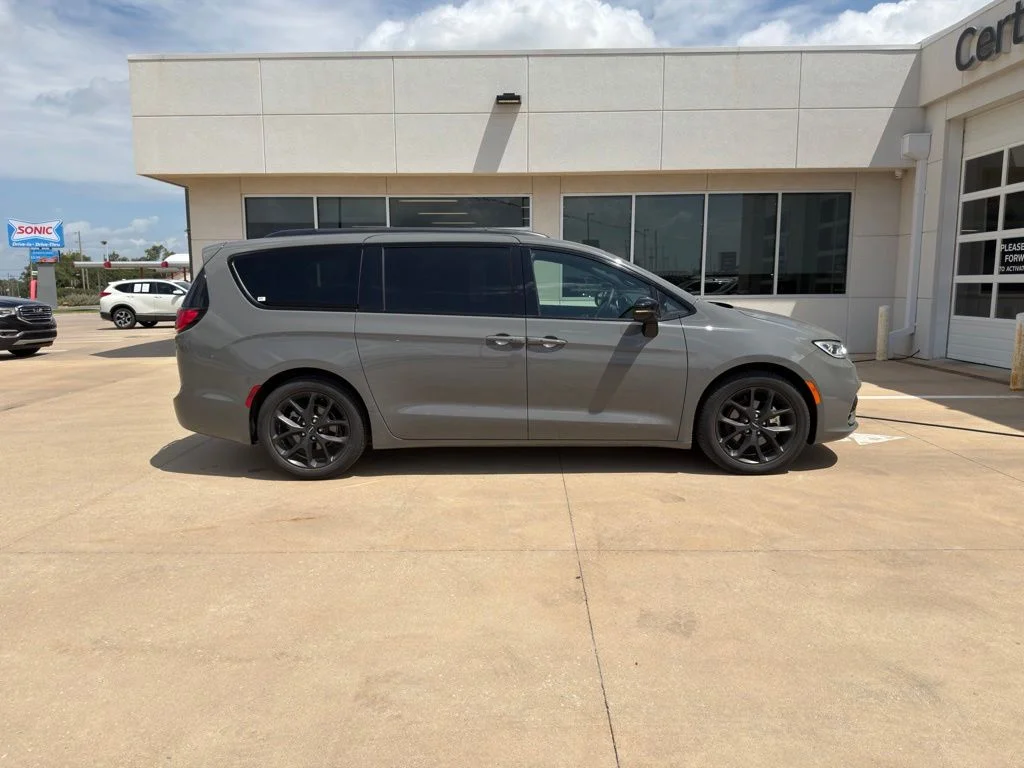 Used 2025 White Chrysler Limited image 3