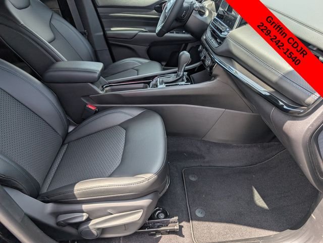 New 2026 Diamond Black Crystal Pearl-Coat Exterior Paint Jeep Latitude image 26