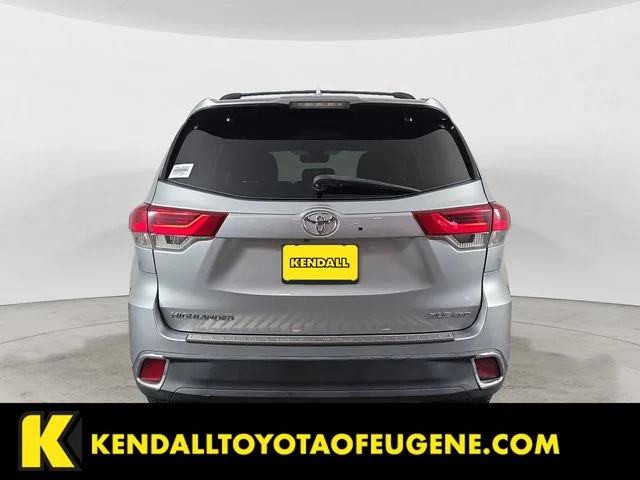 Used 2019 Silver Toyota XLE image 6