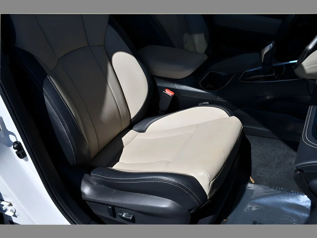 Used 2022 Crystal White Pearl Subaru Limited image 32