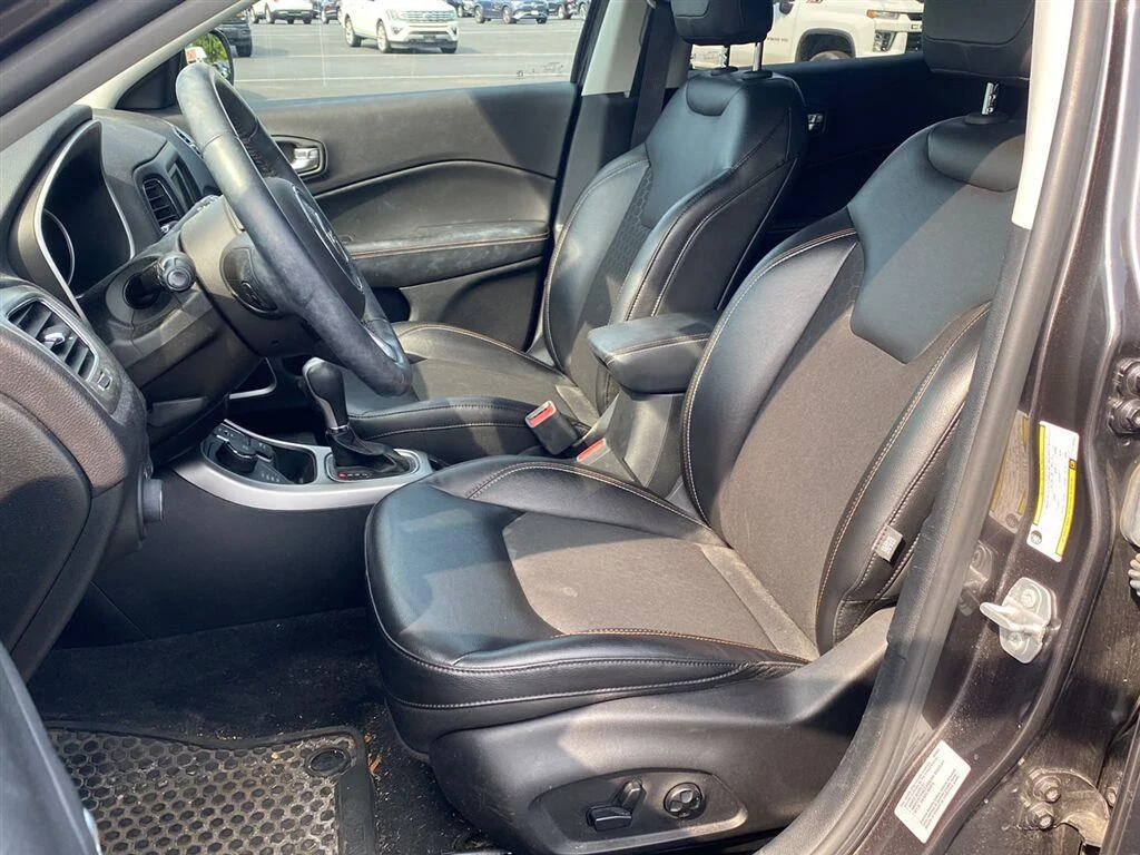 Used 2018 Granite Crystal Metallic Clearcoat Jeep Latitude image 2