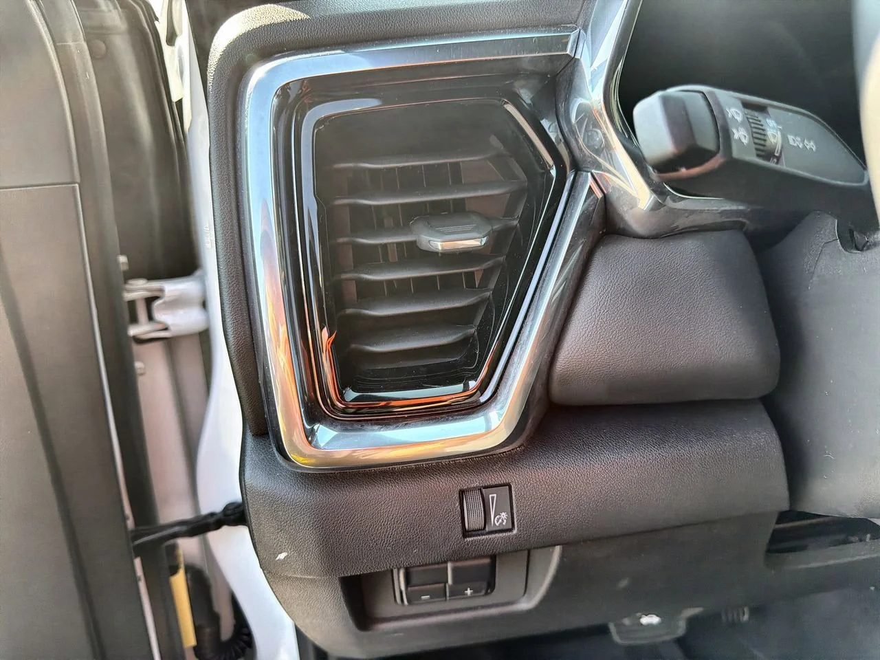 Used 2025 Summit White GMC Elevation image 15