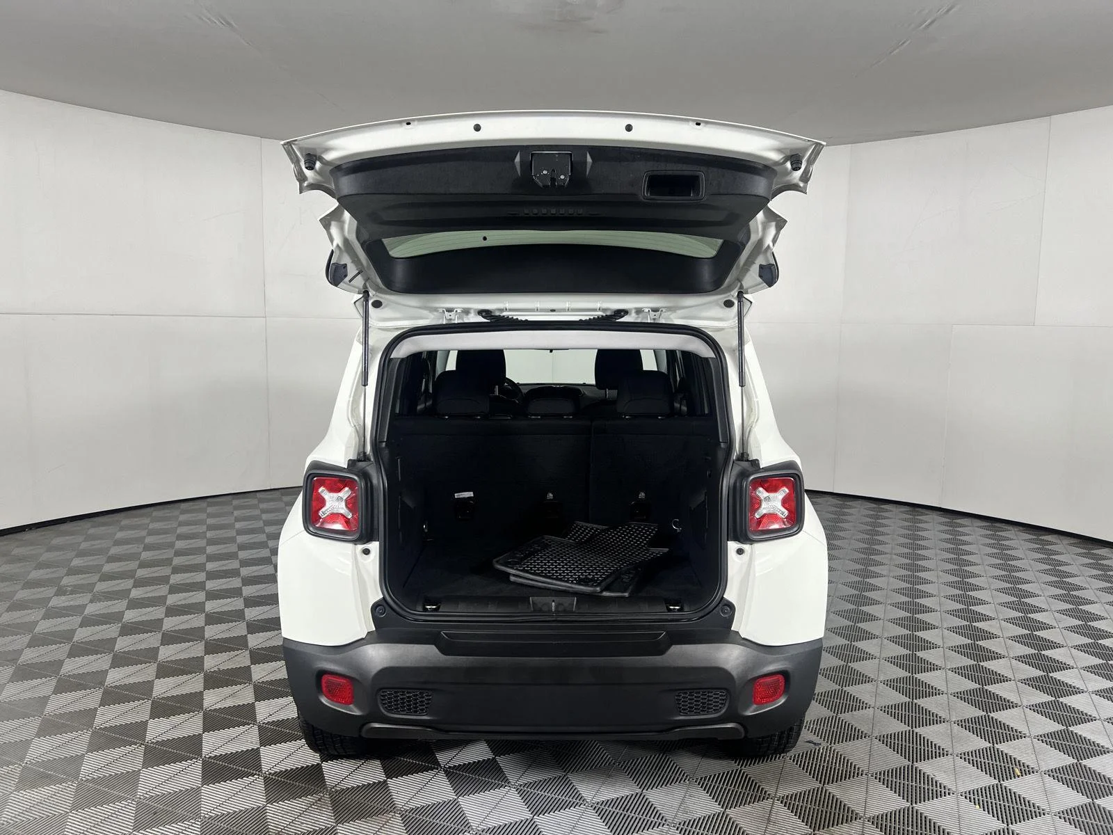 Used 2023  Jeep Upland image 44