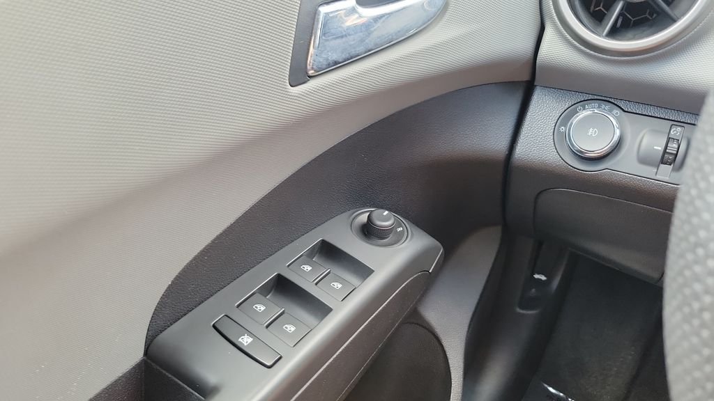 2014 Chevrolet Sonic LT - Photo 19