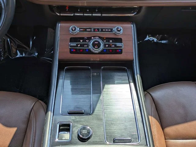 Used 2023 Pristine White Lincoln Reserve image 19
