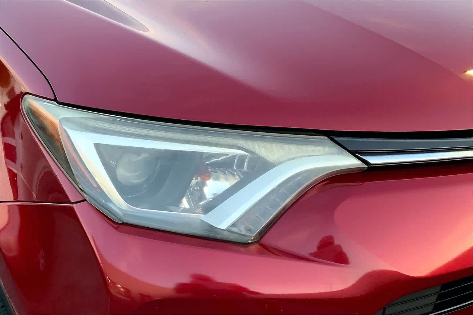 Used 2018 Ruby Flare Pearl Toyota XLE image 26
