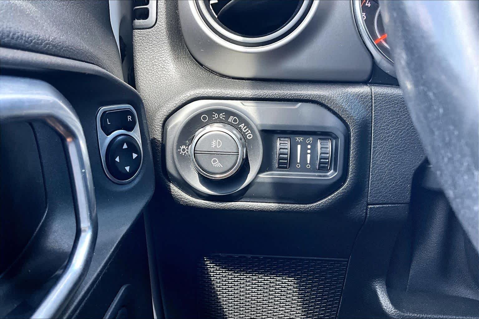Used 2020 Bright White Clearcoat Jeep Sport S image 35
