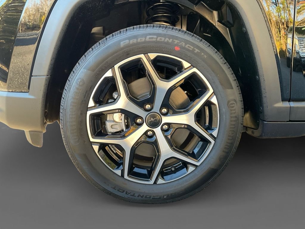 New 2026 Diamond Black Crystal Pearl-Coat Exterior Paint Jeep Limited image 15