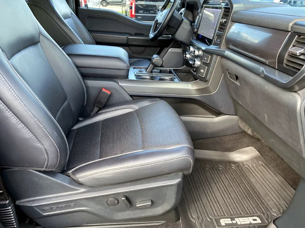 Used 2025 Black Metallic Ford Lariat image 27