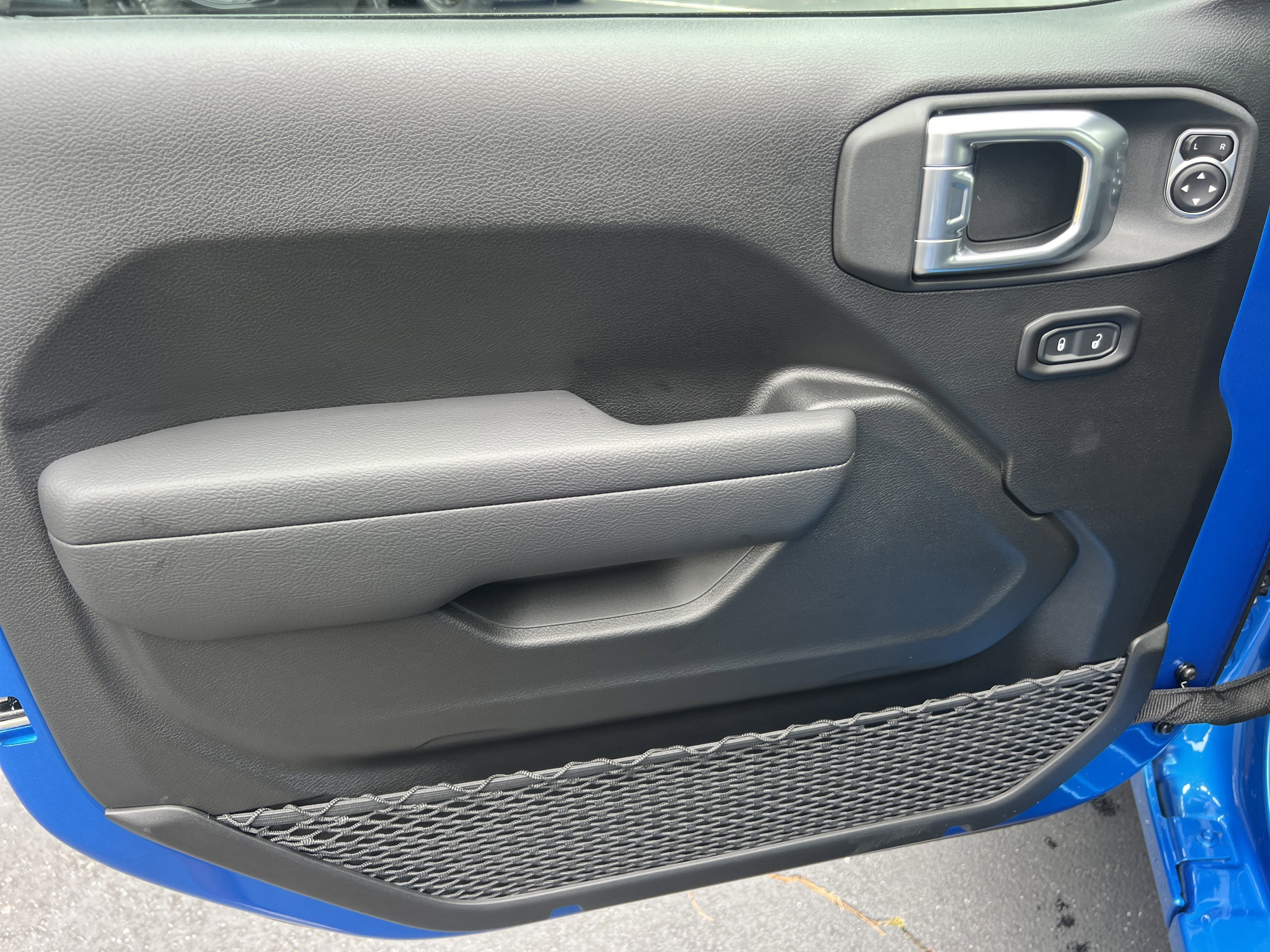 New 2026 Hydro Blue Pearl-Coat Exterior Paint Jeep Sport S image 12