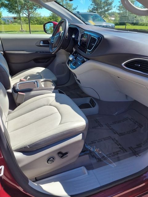 Used 2019 Velvet Chrysler Touring L Plus image 23