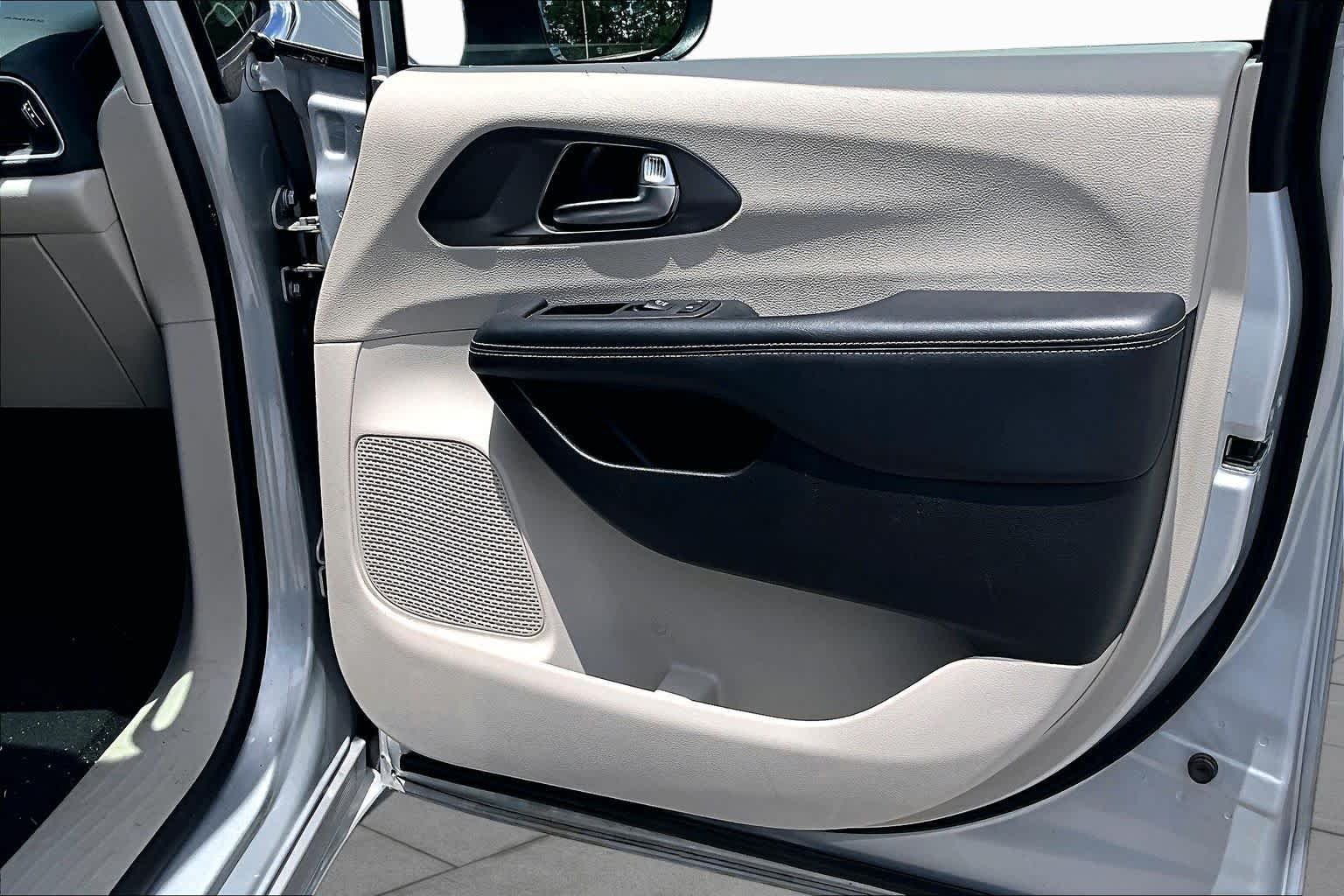 Used 2023 Silver Mist Clearcoat Chrysler Touring L image 23