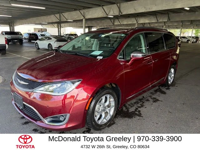 2017 Chrysler Pacifica Limited's photo