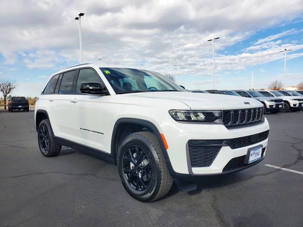 New 2026 Bright White Clear-Coat Exterior Paint Jeep Limited image 4