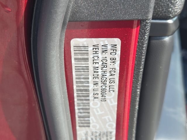 Used 2023 Velvet Jeep Laredo image 7