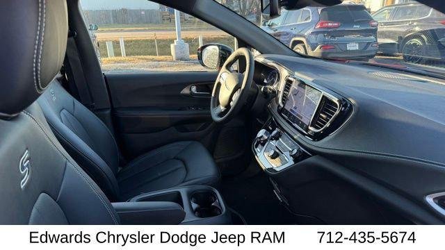 2026 Chrysler Pacifica Select - Photo 39