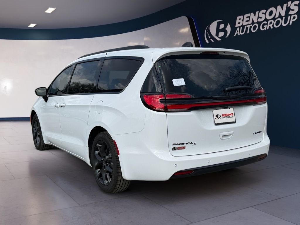 New 2026 Bright White Clear-Coat Exterior Paint Chrysler Limited image 3