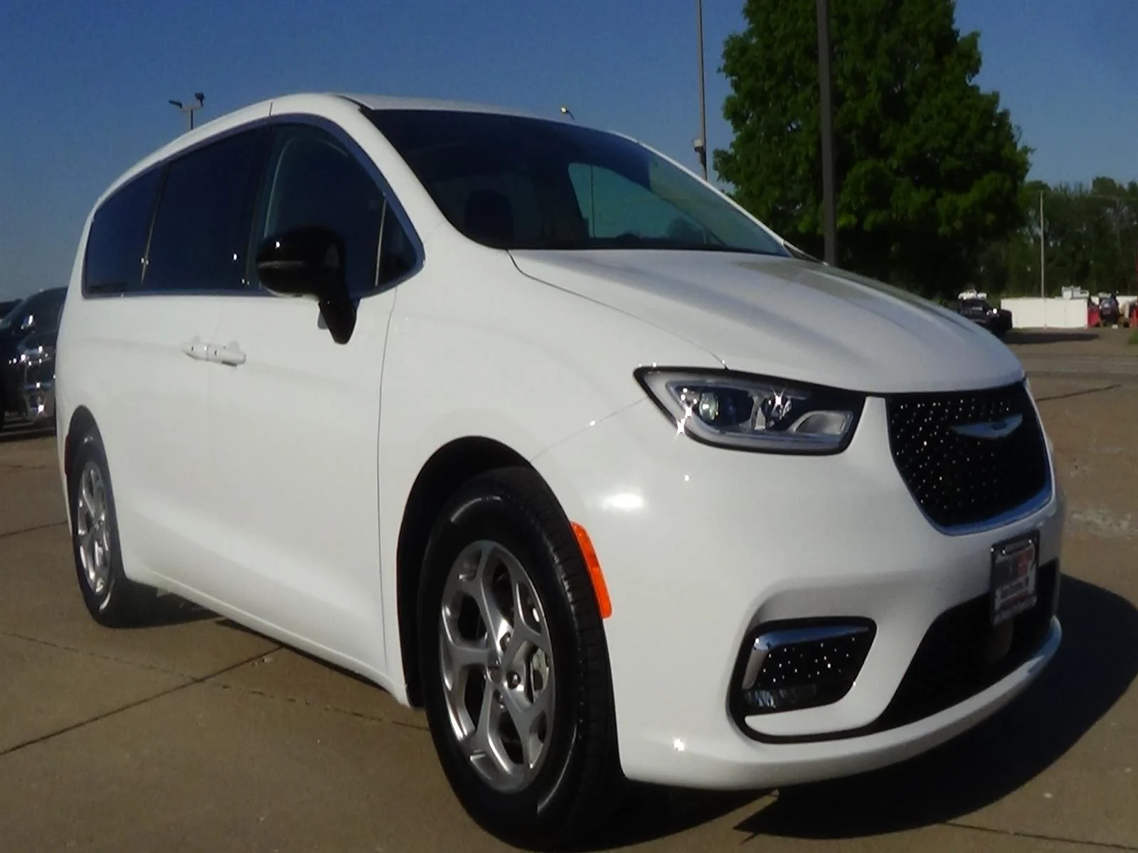 Used 2024 Bright White Clear Coat (pw7) Chrysler Limited image 4